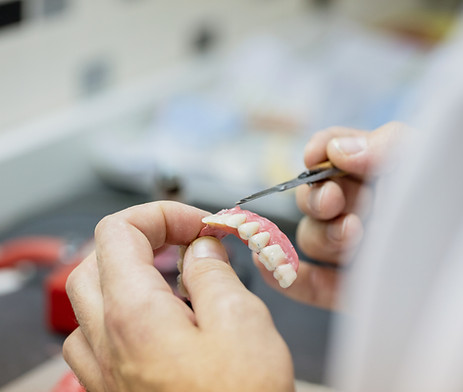 Travail sur une prothèse dentaire