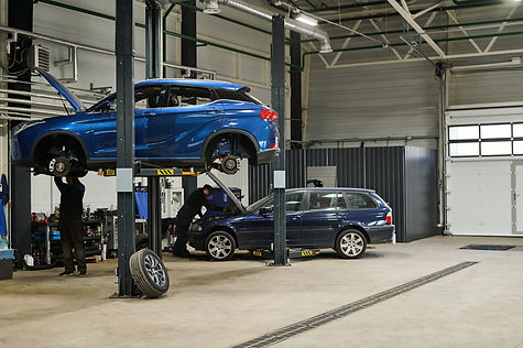 Voiture surélevée dans un garage