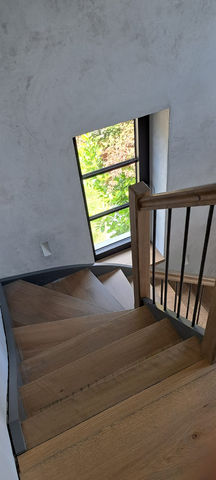 Escalier chene un quart tournant fuseaux en fer forgé