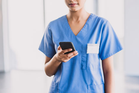 Infirmière avec un téléphone