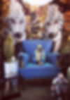 décoration singe sur un fauteuil bleu