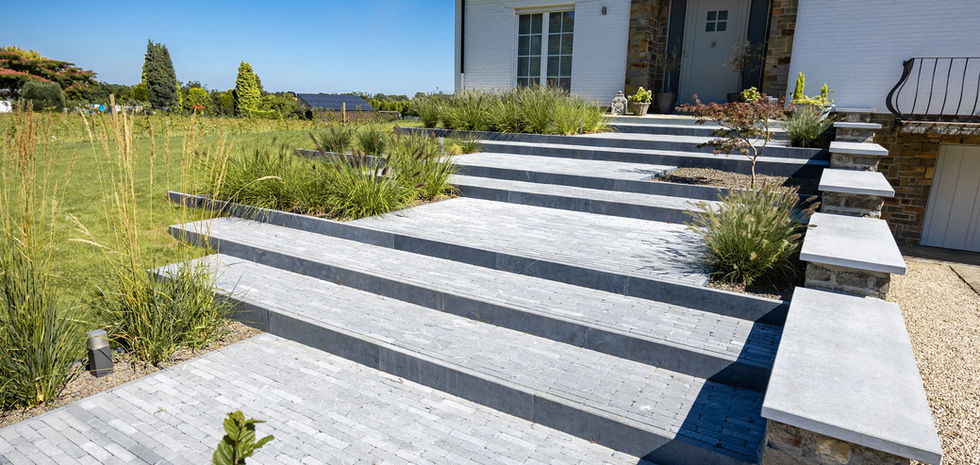 Escalier en pierre naturelle clivée à Jodoigne