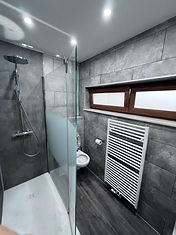 Salle de bain avec douche