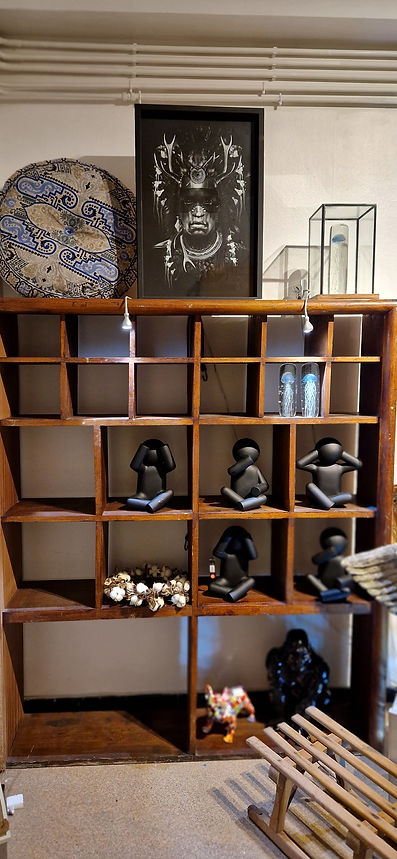 Étagère avec de la déco
