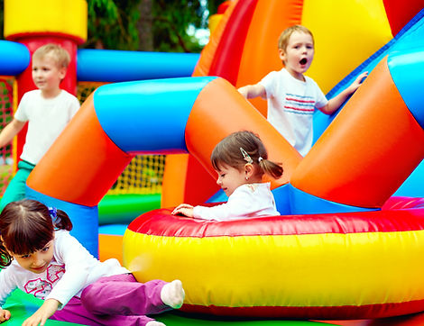 Enfants dans un parcours gonflable