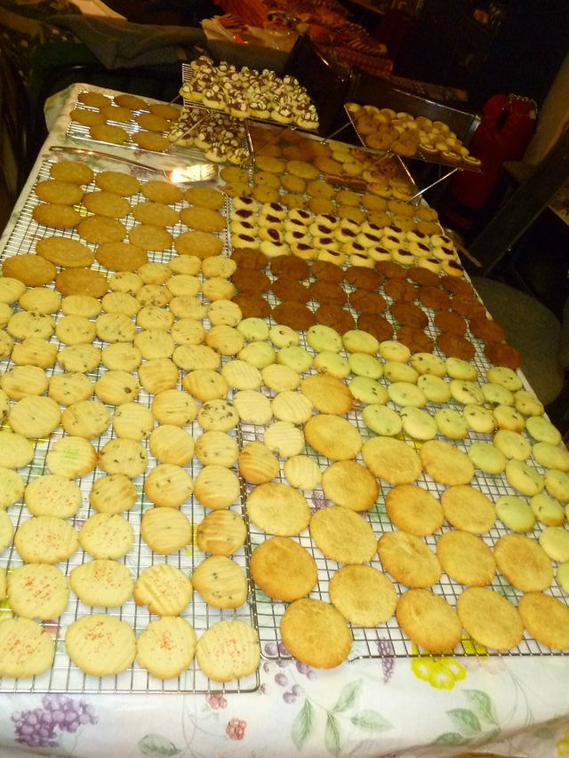 Cookies Cooling on a wire rack 2