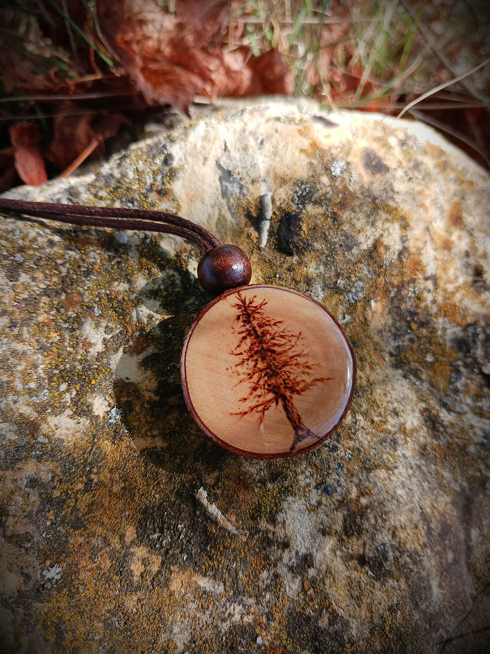 Miniature : Collier pyrogravure sapin sur bois d'olivier + résine