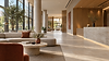 Helle Hotellobby mit warmer, architektonischer LED-Beleuchtung