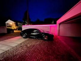 Innenhofparkplatz beleuchtet