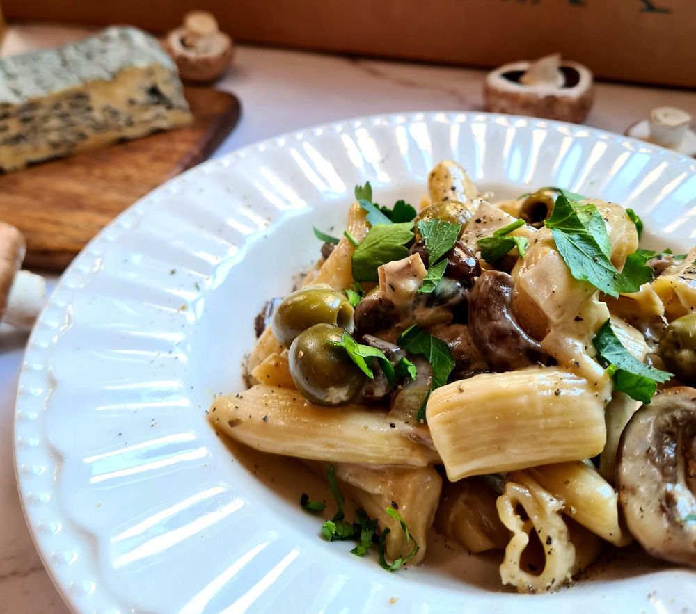 Rigatoni, champignons, fromage bleu et olives