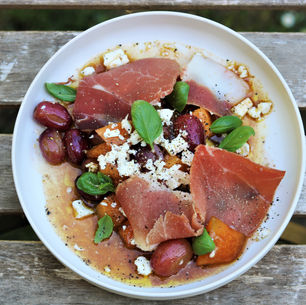 Poêlée de fruits à la feta et jambon cru 