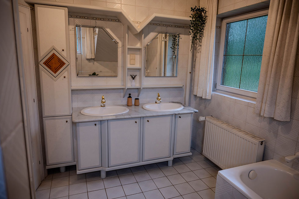Badezimmer - Großes Badezimmer mit Badewanne und Dusche im Haus Fine