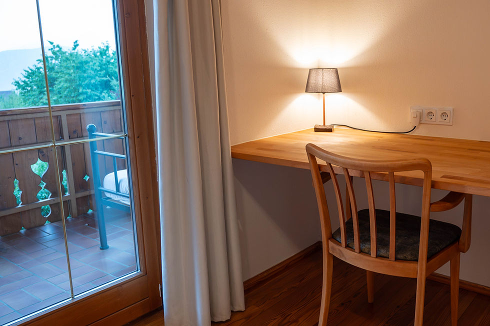 Zimmer 2 - Schlafzimmer im Haus Fine mit Blick Richtung Millstätter See und eigenem Badezimmer