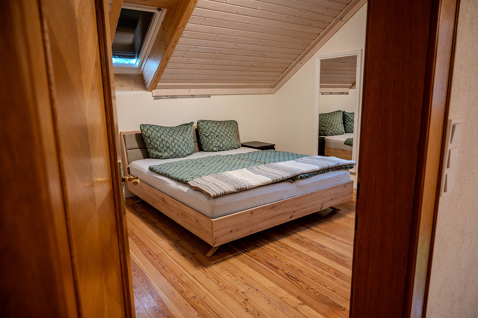 Zimmer 3 - Schlafzimmer mit Bergblick im Haus Fine in Kärnten
