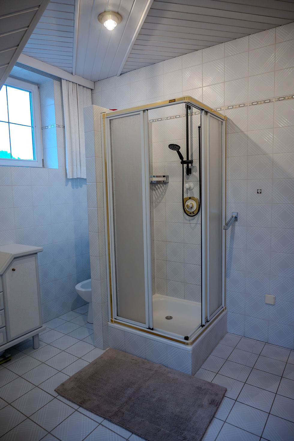 Badezimmer - Großes Badezimmer mit Badewanne und Dusche im Haus Fine