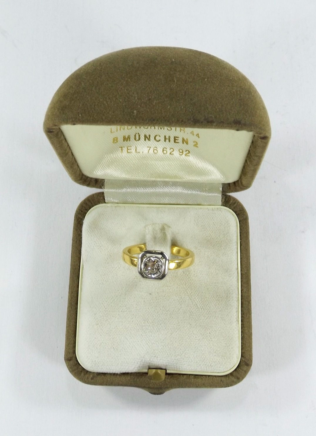 60*  Kissenförmig gefasster Brillant Ring .750/ 18 Kt - ca. 0.85 K