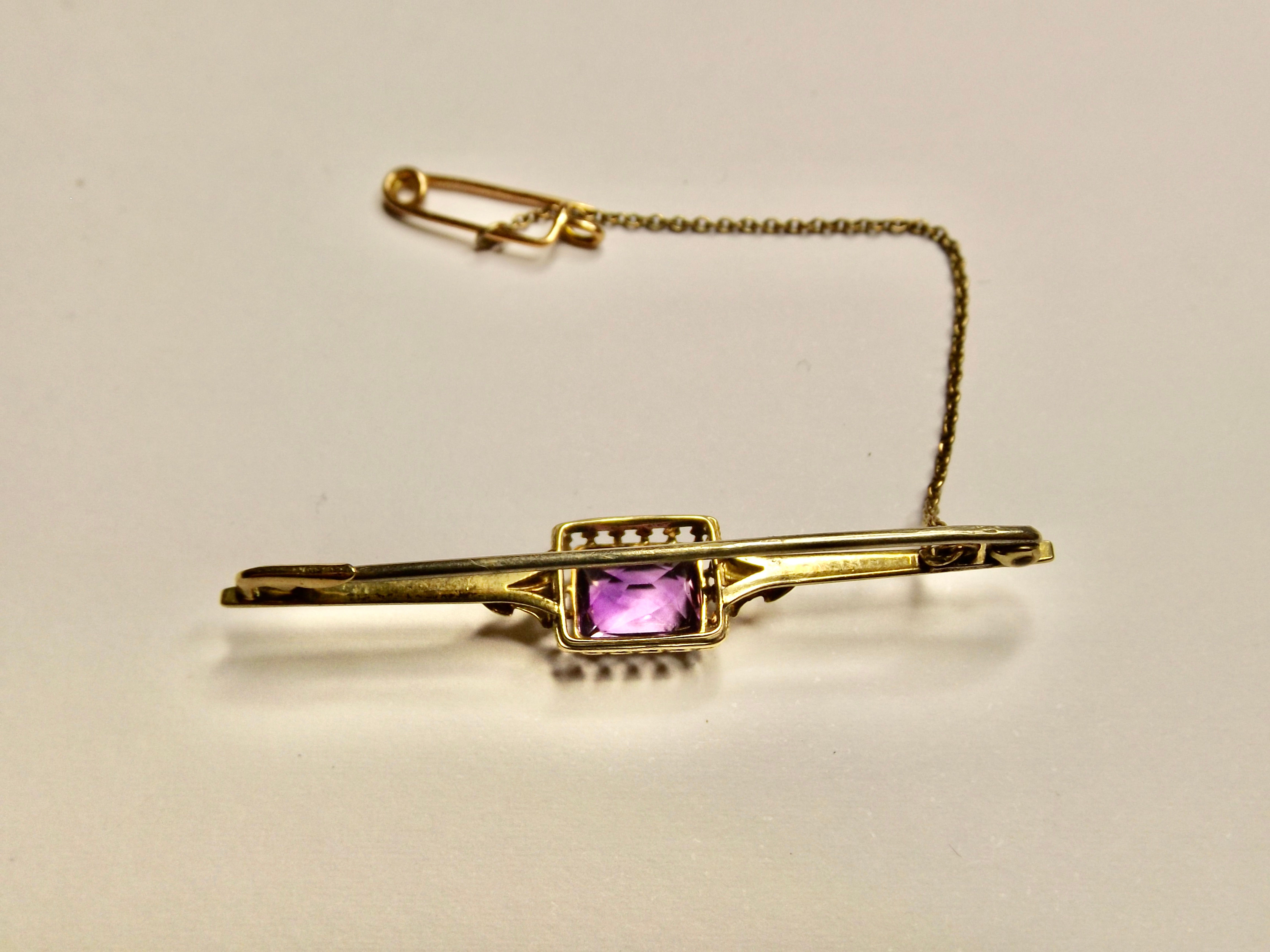 *476* Gold montierte Brosche besetzt mit einem Aquamarin