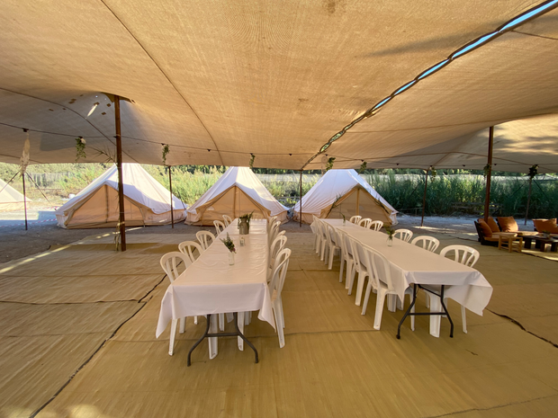 שולחנות אוכל במתחם גלמפינג