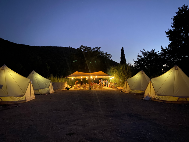 מתחם אוהלי גלמפינג לאירועי חברה בלילה