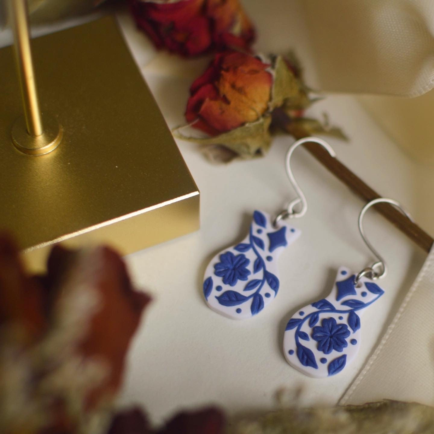 mini vase hook earrings (white base) 3.9cm