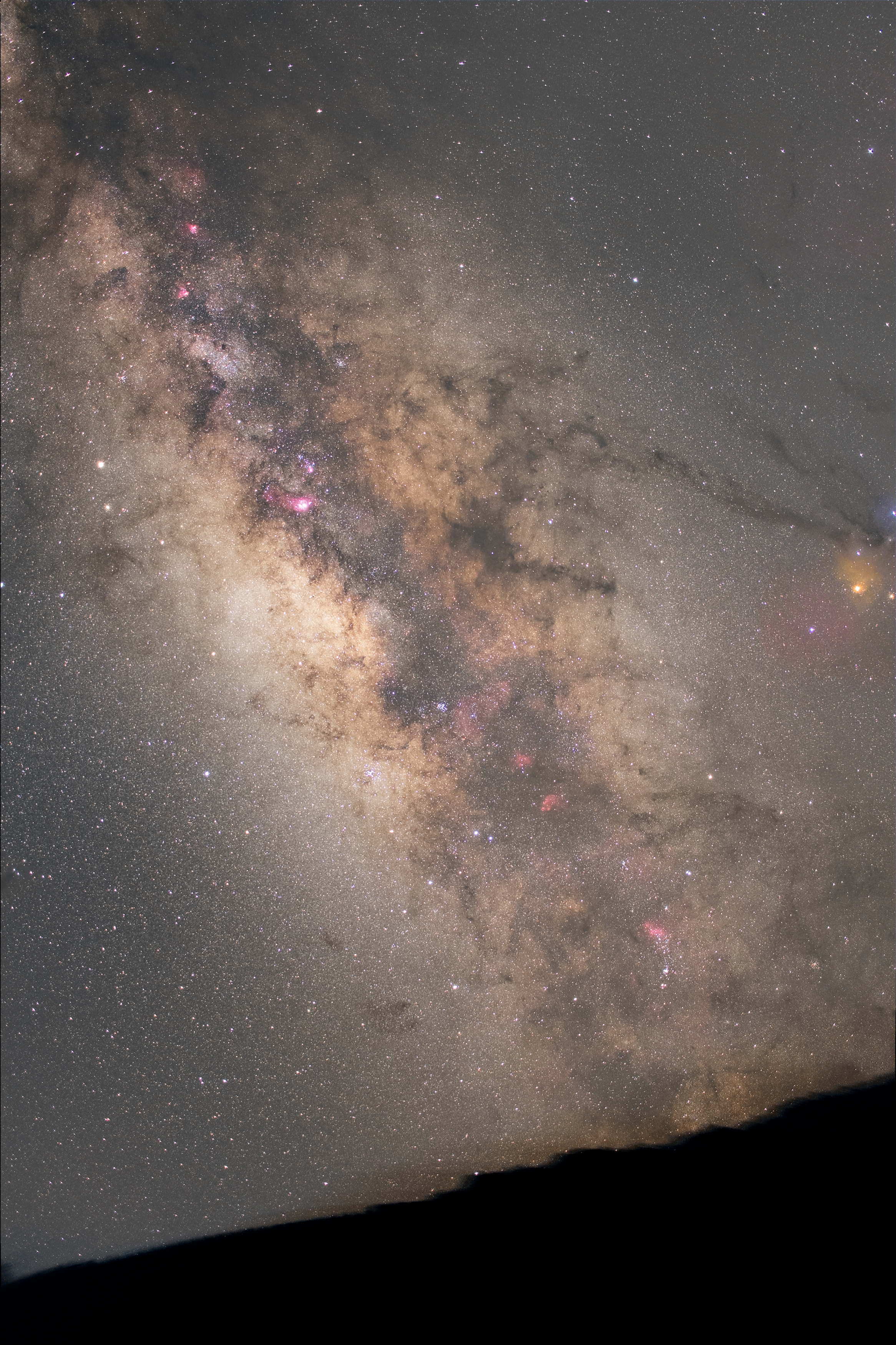 La voie lactée, ses nébuleuses, et la montagne, depuis La Palma aux Canaries, près des observatoires à 2400m. 0a386d_10334fb436354d0493f91b297d606c45~mv2_d_2332_3499_s_2