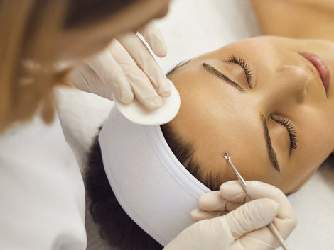 How Much Does a Deep Cleansing Facial with Extraction Cost in Dubai?