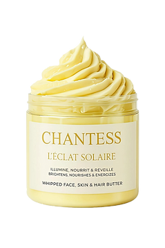 Photo d'une texture de beurre de karité rose au ingrédients naturel.