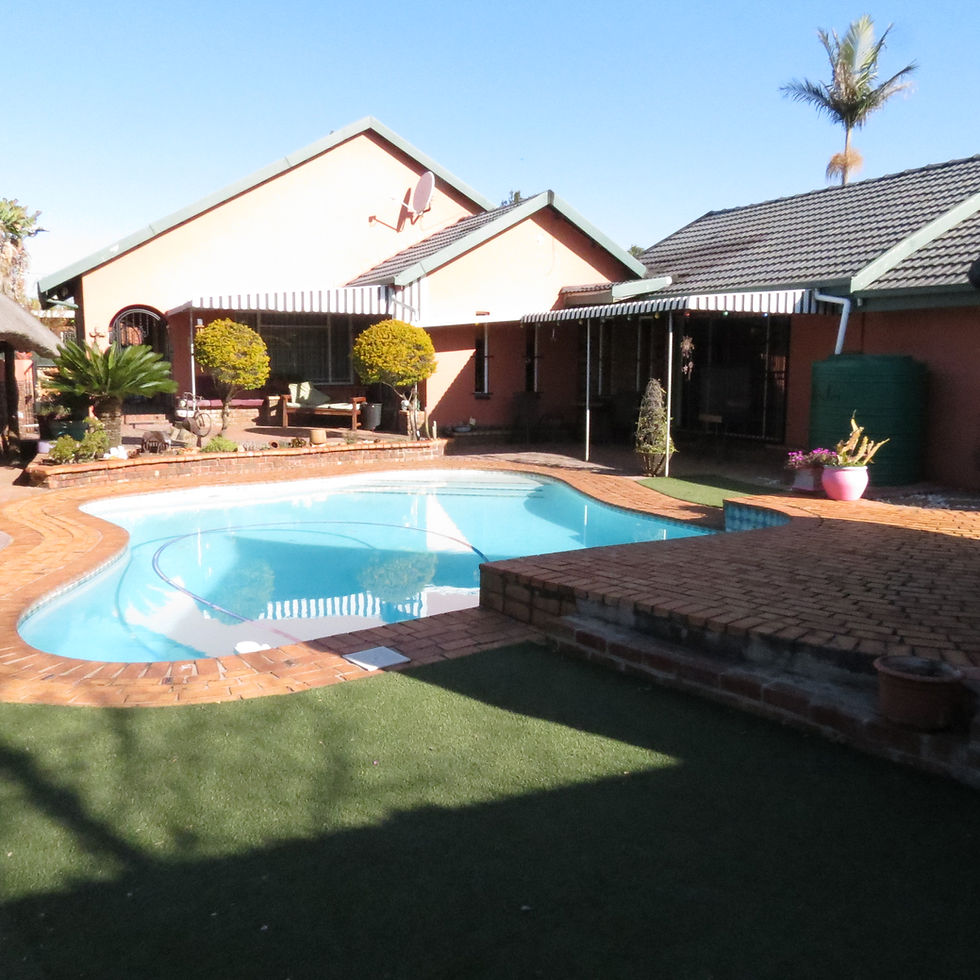 Meyerspark,4 Bed, 2.5 Bath, 9 Garages (Ref: MP220701)