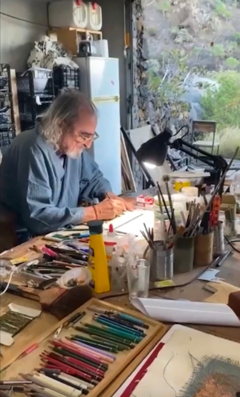 アトリエで制作しているフェルナンド・コーマ氏