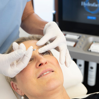 Cherin Dürr ist Ärztin für ästhetische Medizin und Gründerin von Skinembrace in Planegg bei München. Mit chirurgischem Hintergrund und langjähriger Spezialisierung auf minimalinvasive Behandlungen begleitet sie ihre Patientinnen und Patienten mit einem ganzheitlichen, medizinisch fundierten Ansatz. Cherin Dürr in der Behandlung gegen Falten