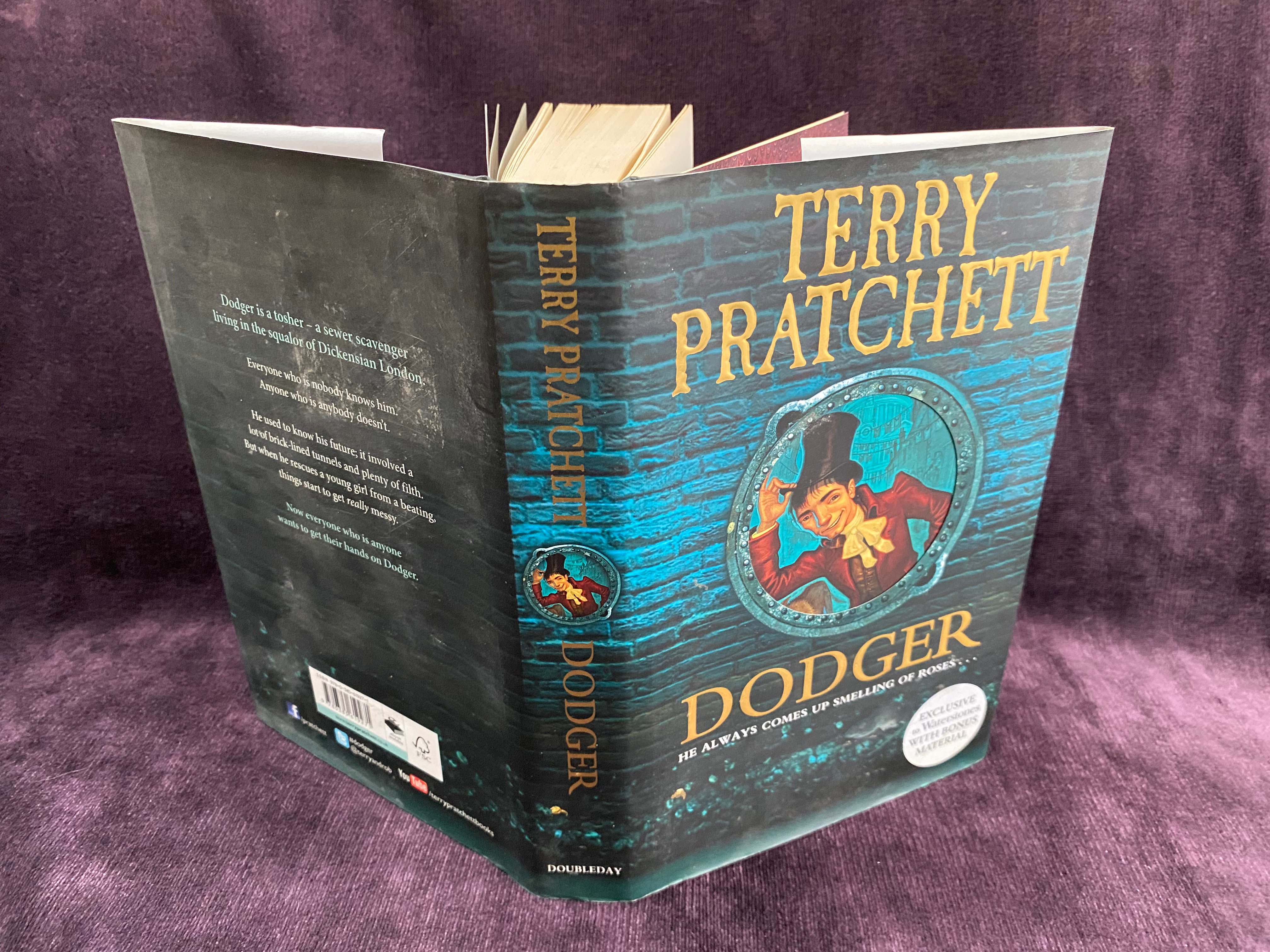 Dodger.Waterstones Exclusive Edition With Bonus Material. Terry Pratchett