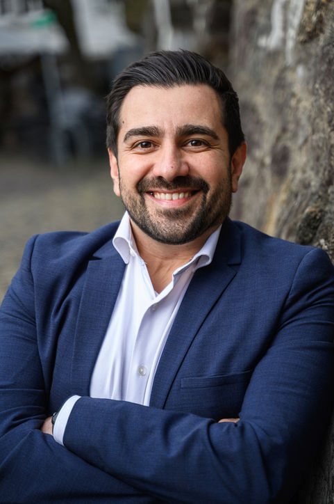 Businessfotografie von Mann in Hemd und blauem Anzug