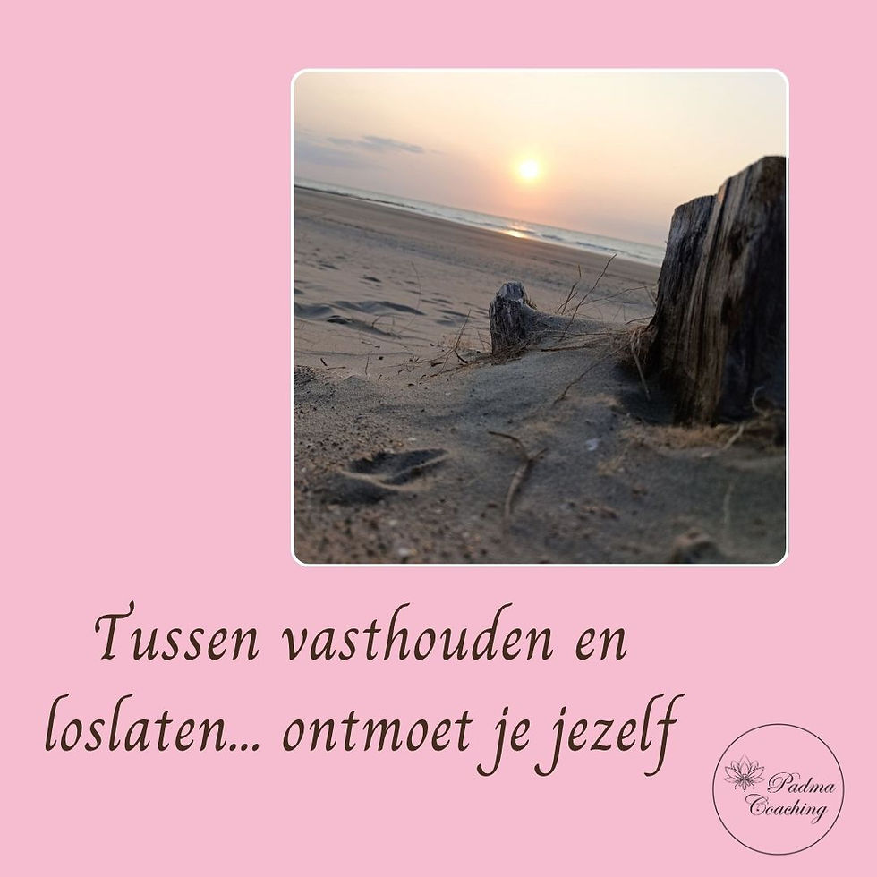 Zonsondergang aan het strand met warme kleuren als symbool voor loslaten en jezelf terugvinden op een kantelpunt in je leven