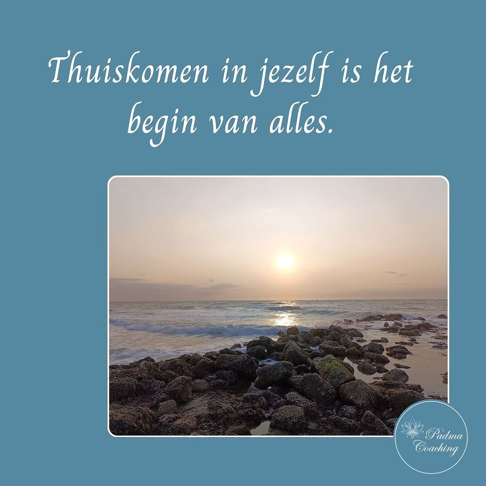 Ondergaande zon boven een ruwe zee met golfbreker, als beeld voor thuiskomen in jezelf na een lange reis.