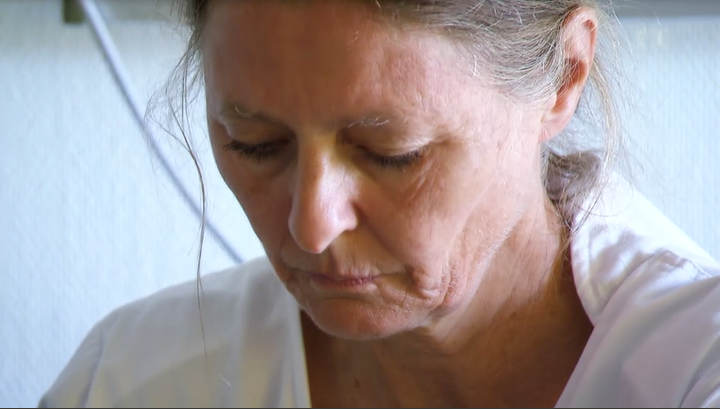 Ärztin bereitet Patienten auf den Drogenentzug unter Narkose vor.