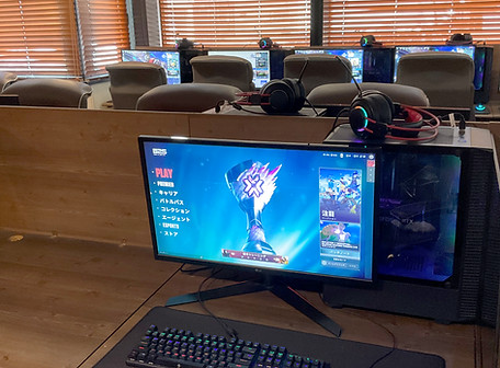 新大久保WOW PCバンの広々とした1名様専用席