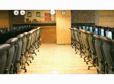 加熱式たばこが楽しめるWOW eスポーツカフェのプレイゾーン座席