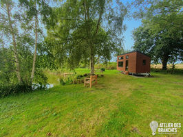 vue d'ensemble extérieur tiny house dans un espace verdoyant