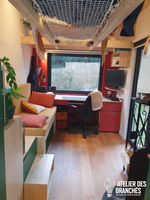 Intérieur tiny house avec bureau