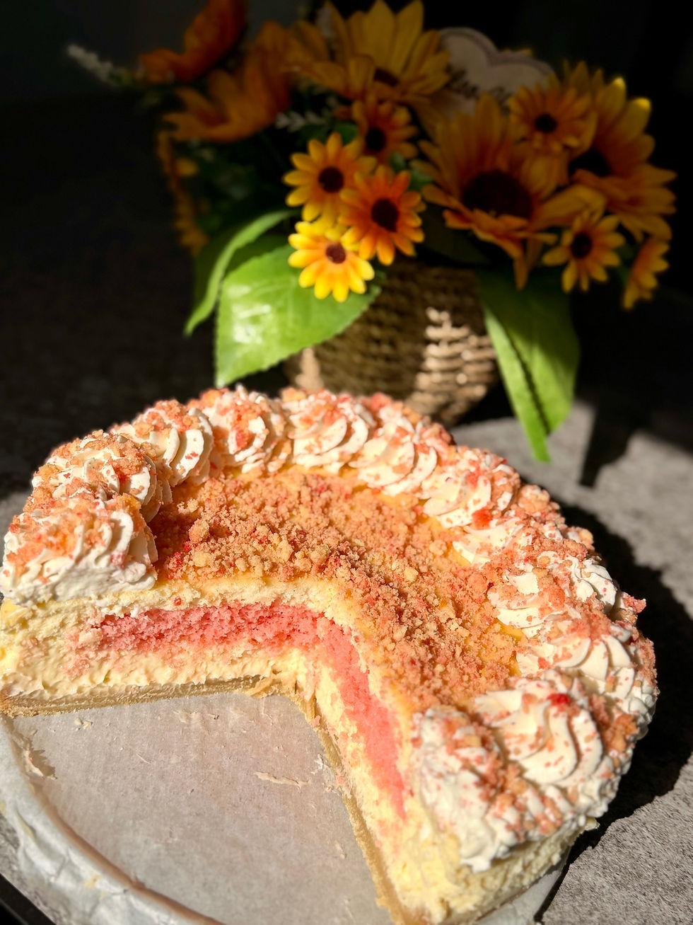 Strawberry Crunch Cake Cheesecake