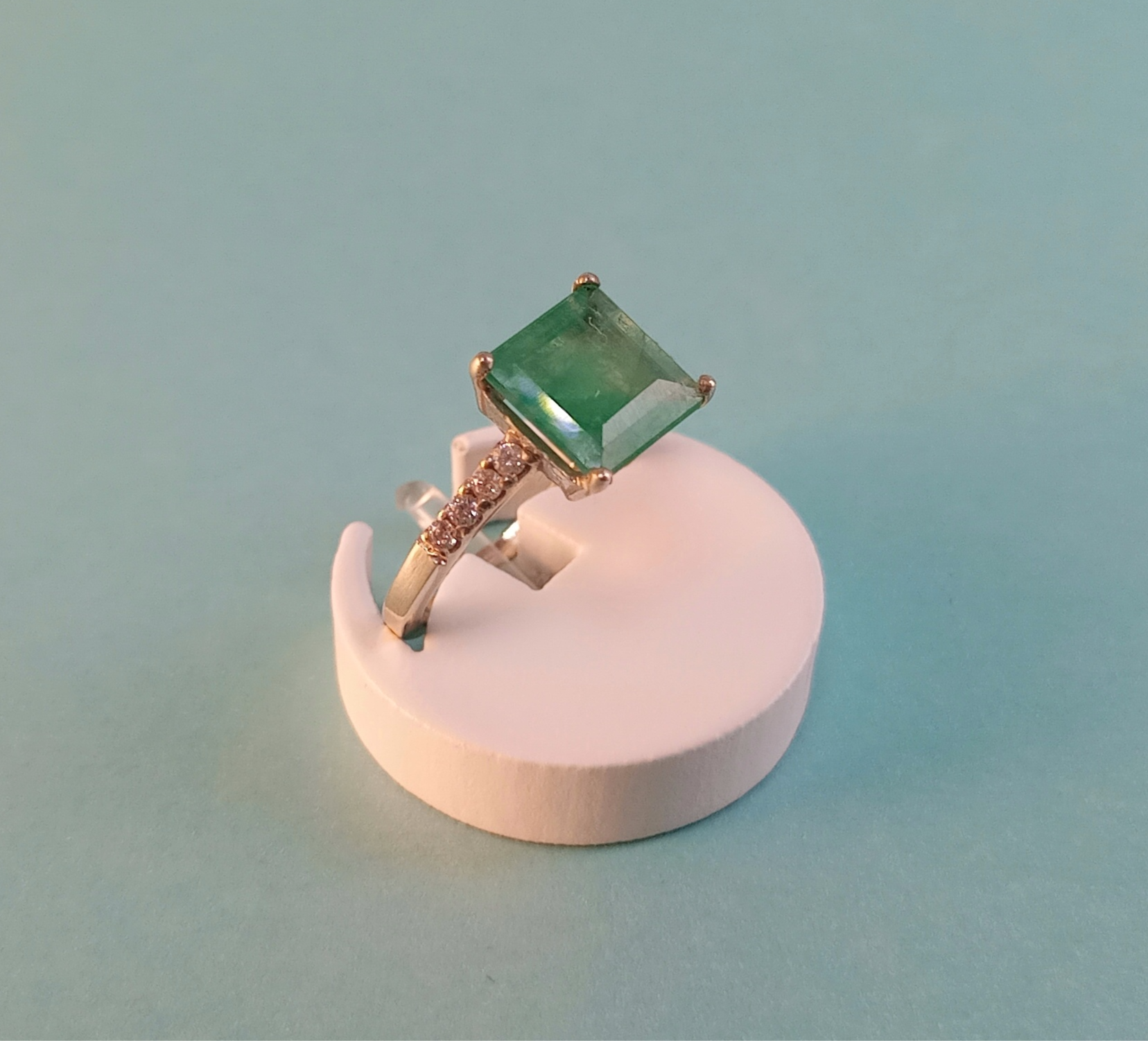 Anel Ouro Branco | Esmeralda e 8 Diamantes