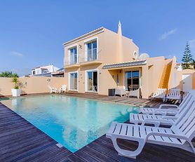 Maison avec piscine chauffée, panneaux solaires et pompe à chaleur. Classe énergétique A, idéale pour les familles et une excellente opportunité d’investissement.
