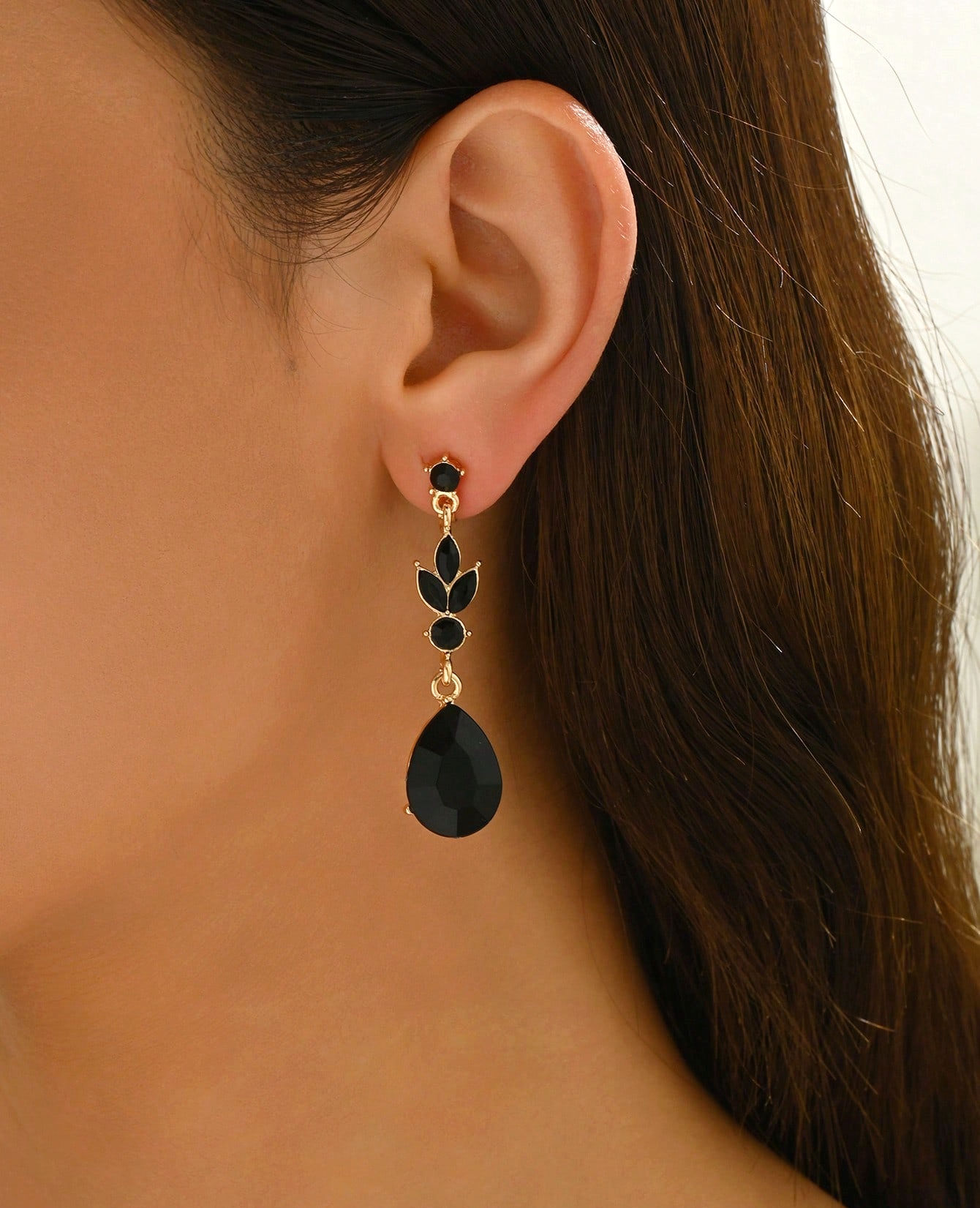 feestelijke lange oorbellen met zwarte steentjes modelfoto world's finest