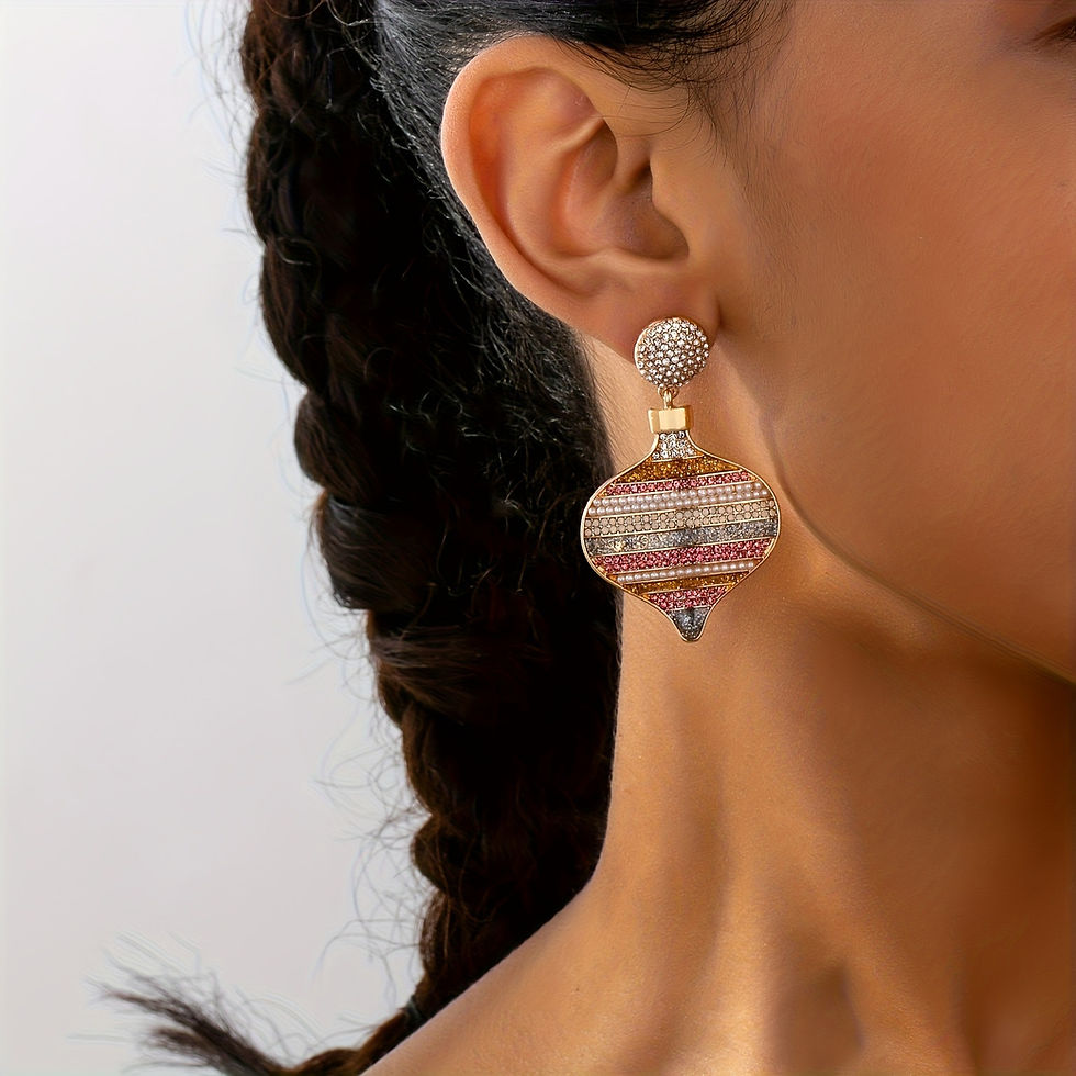 gekleurde bijzondere statement oorbellen met strass steentjes van world's finest modelfoto