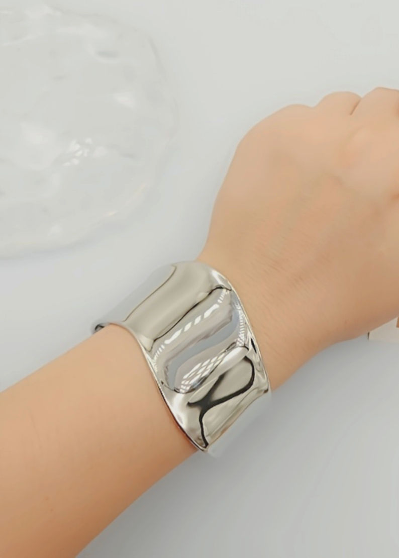 BREDE GOLVENDE ARMBAND IN ZILVER VERSTELBAAR VAN WORLD'S FINEST MODELFOTO