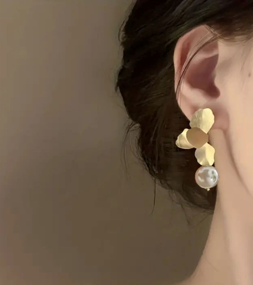 grote lichtgewicht bloem oorbellen goud world's finest modelfoto