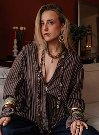 model draagt kralen kettingen van world's finest