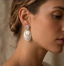 model draagt statement oorbellen in zilver van world's finest