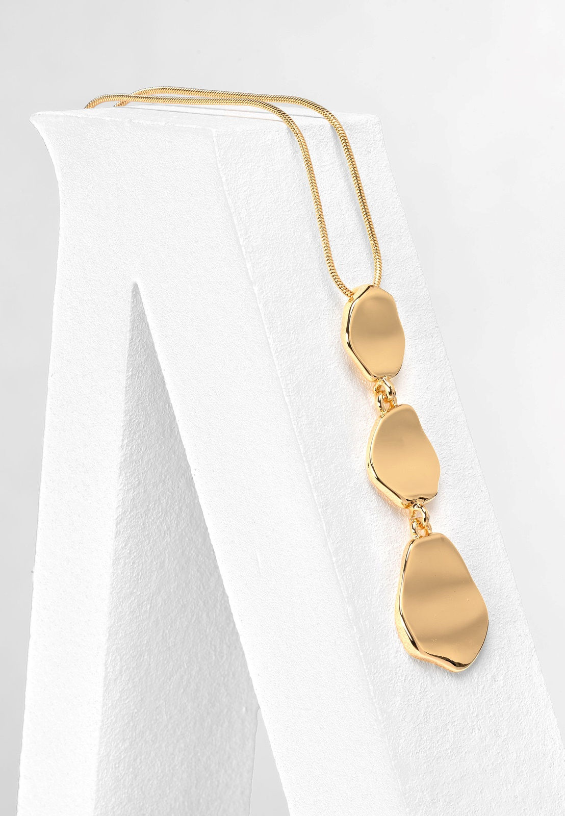 lange ketting goud met stoere hanger van world's finest zijaanzicht