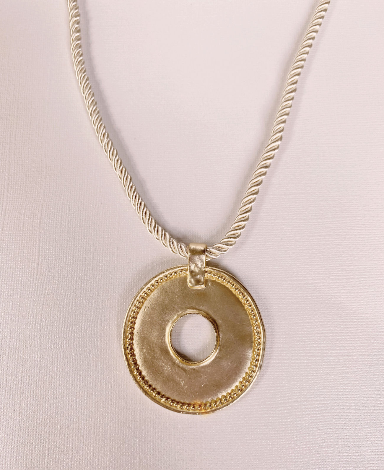 statement ketting goud met grote ronde hanger van world's finest vooraanzicht